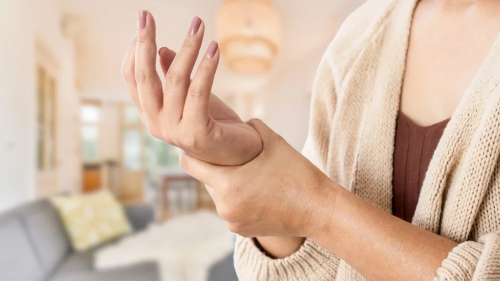 Pacients vizītē pie neirologa – polineiropātijas diagnosticēšana